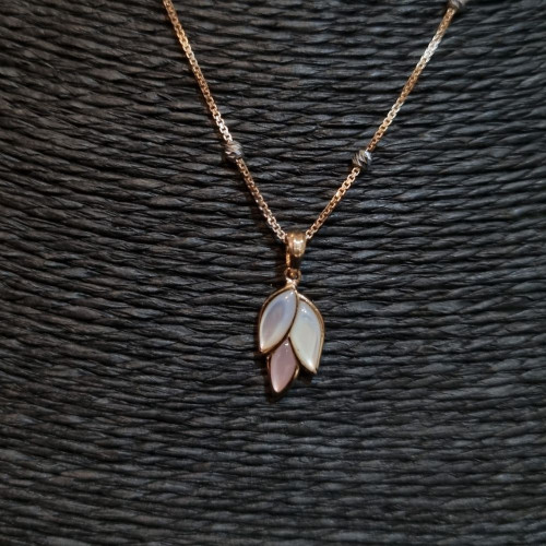 18KT GOLD MOP LEAF PETAL CHAIN PENDANT SET 18KT GOLD MOP LEAF PETAL CHAIN PENDANT SET