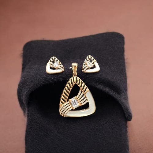 18KT GOLD TRIANGLE WOMEN PENDANT SET