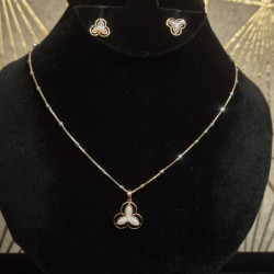 18KT GOLD MOP THREE PETAL FLOWER PENDANT CHAIN SET 