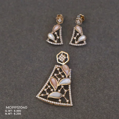 18KT Gold Mother of Pearl Pendant Set
