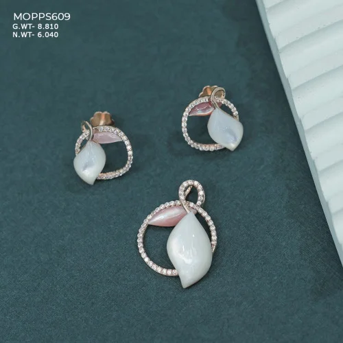 18KT Gold Mother of Pearl Pendant Set
18KT Gold Mother of Pearl Pendant Set