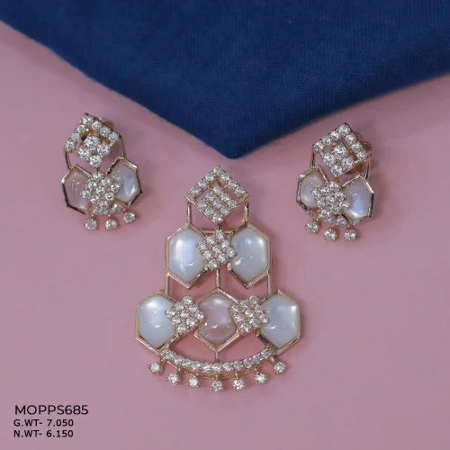 18KT Gold Mother of Pearl Pendant Set
