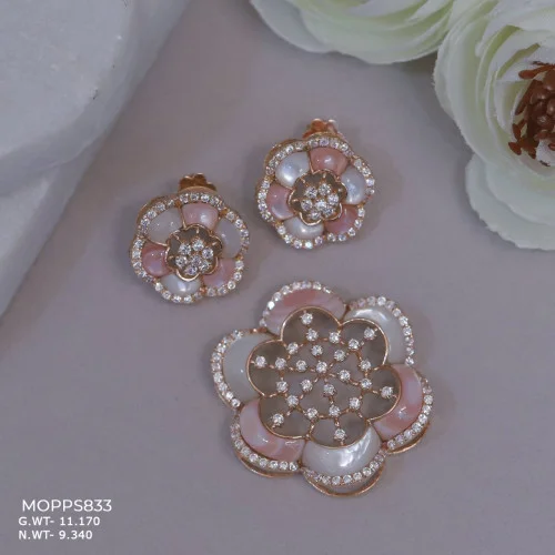 18KT Gold Mother of Pearl Pendant Set
