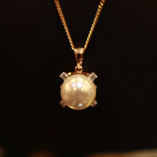 18KT Gold Luna Pearl Pendant