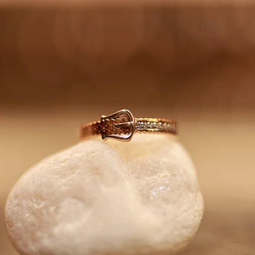 18KT Gold Buckle Design Band Ring