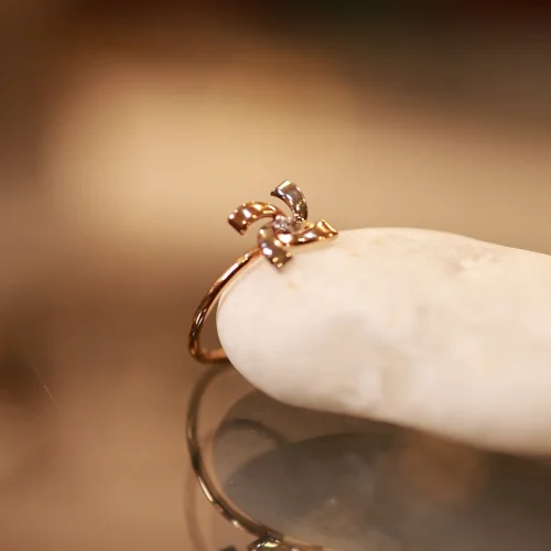 18KT Gold Zephyra Twist – Swirl Ring