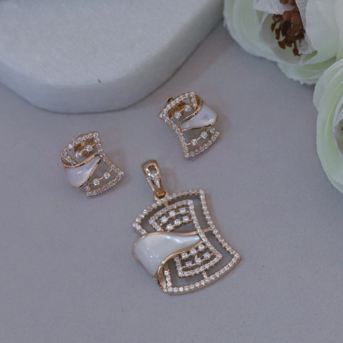 18KT Gold Mother Of Pearl Pendant Set