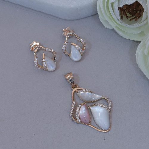 18KT Gold Mother Of Pearl Pendant Set
