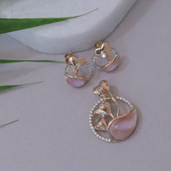 18KT Gold Mother Of Pearl Pendant Set

