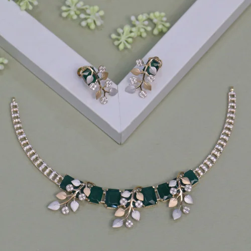 Luxurious 18KT Gold Emerald Necklace - Exquisite Craftsmanship Luxurious 18KT Gold Emerald Necklace - Exquisite Craftsmanship